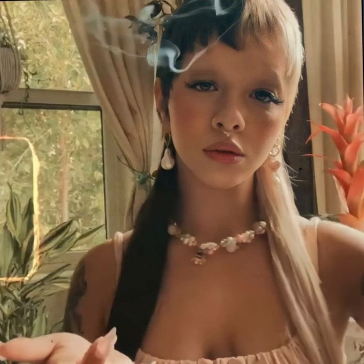 Happy birthday to the beautiful human Melanie Martinez , I love you and I admire you a lot      