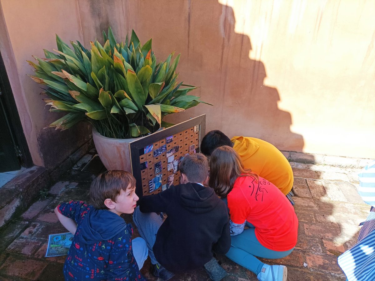 AguaGranada's tweet photo. Segundo día de la #Gymkanaliteraria con los alumnos de 4º del #CEIPGenil #DiadelLibro2022 #AljibedelRey
¡Se los están pasando de fábula! https://t.co/ZoYu4nrin9