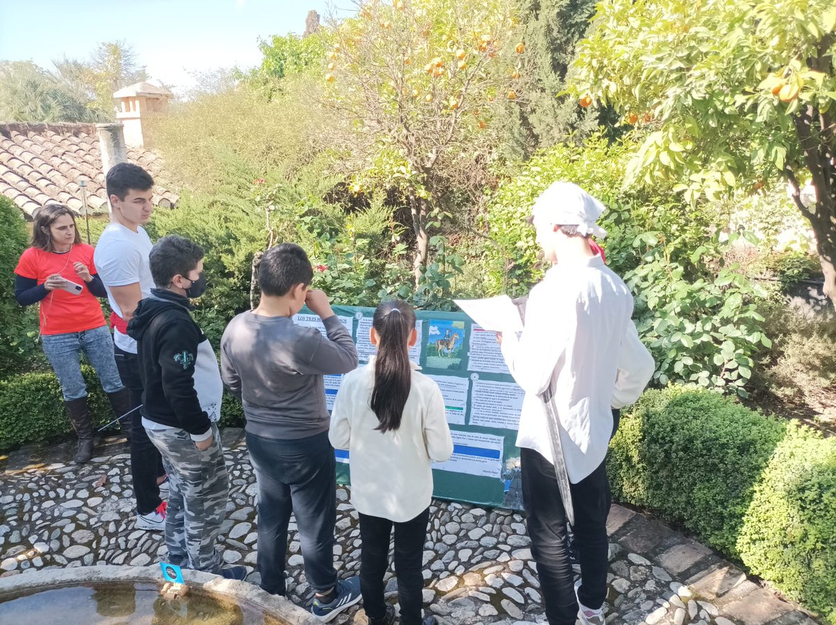 AguaGranada's tweet photo. Segundo día de la #Gymkanaliteraria con los alumnos de 4º del #CEIPGenil #DiadelLibro2022 #AljibedelRey
¡Se los están pasando de fábula! https://t.co/ZoYu4nrin9