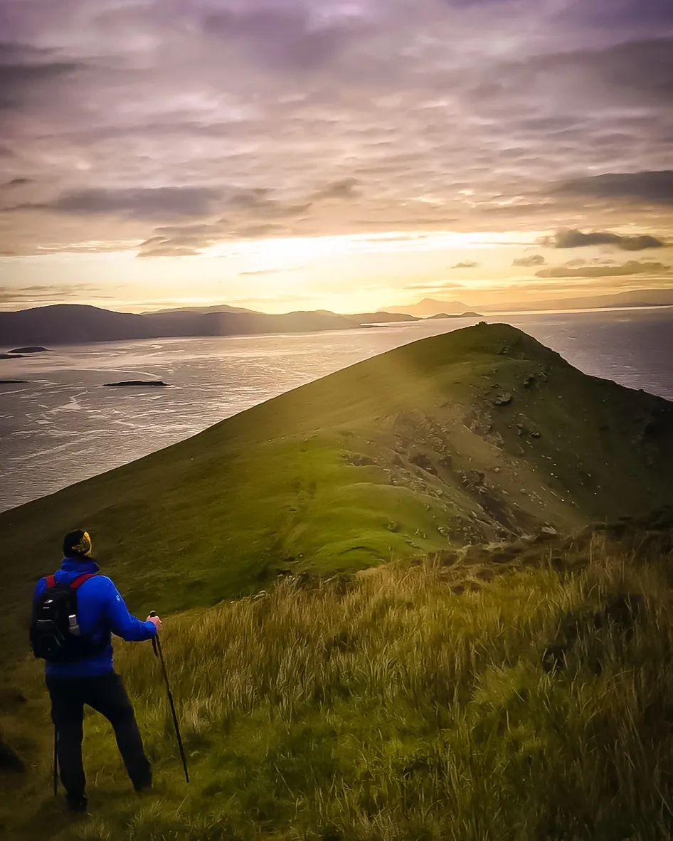 Wanted: great adventures, fun times and memories to last a lifetime… Wouldn’t say no to gorgeous views as well! 

There’s only one place that need apply to this personal ad: Achill Island!

📍 Achill Island, County Mayo

📸  instagram.com/atlantic_hikes…