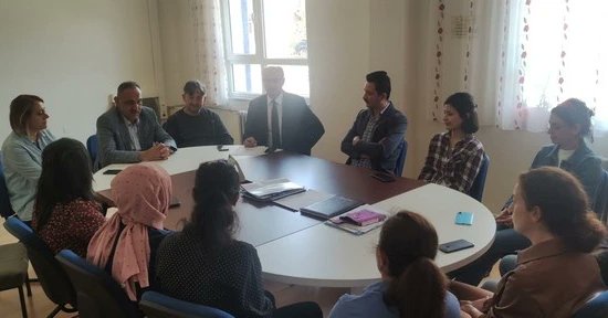 MilliBorcka's tweet photo. İlçe Milli Eğitim Müdürü Bayram Bakır, Şube Müdürleri ile 28.04.2022 Perşembe günü Düzköy İlk ve Ortaokulunu ziyaret etti.
Öğretmenlerimiz ile kısa bir toplantı gerçekleştiren Bayram Bakır, öğrencileri sınıflarında ziyaret ederek bir süre sohbet etti. @BBakir53
@MilliBorcka https://t.co/EgwzRKRKJu