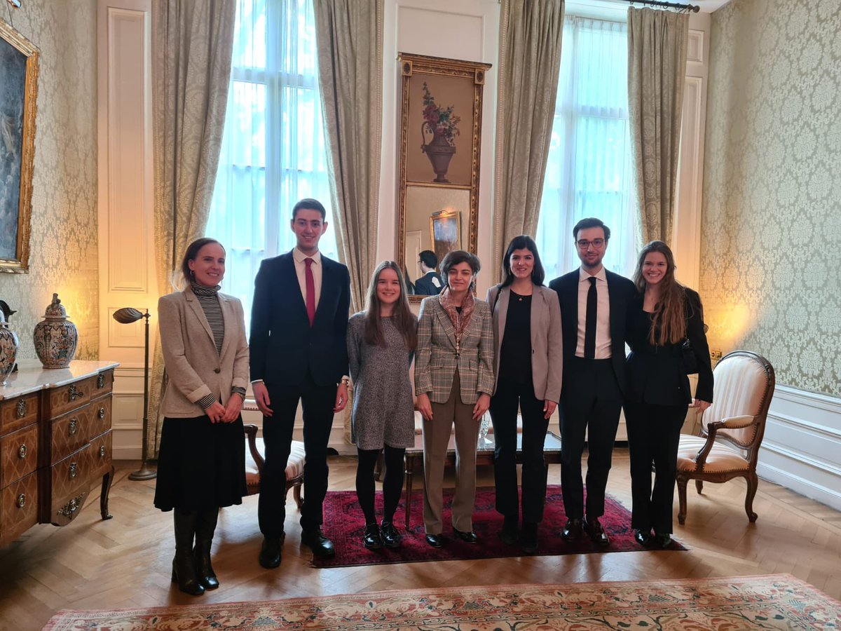 EmbPaisesBajos's tweet photo. Deseamos suerte al equipo de la @UC3  @HelianHunland que mañana participarán en el #dayofcrisis organizado por la Academia de Derecho Internacional de La Haya @HagueAcademy https://t.co/u6Oo9KjmwC