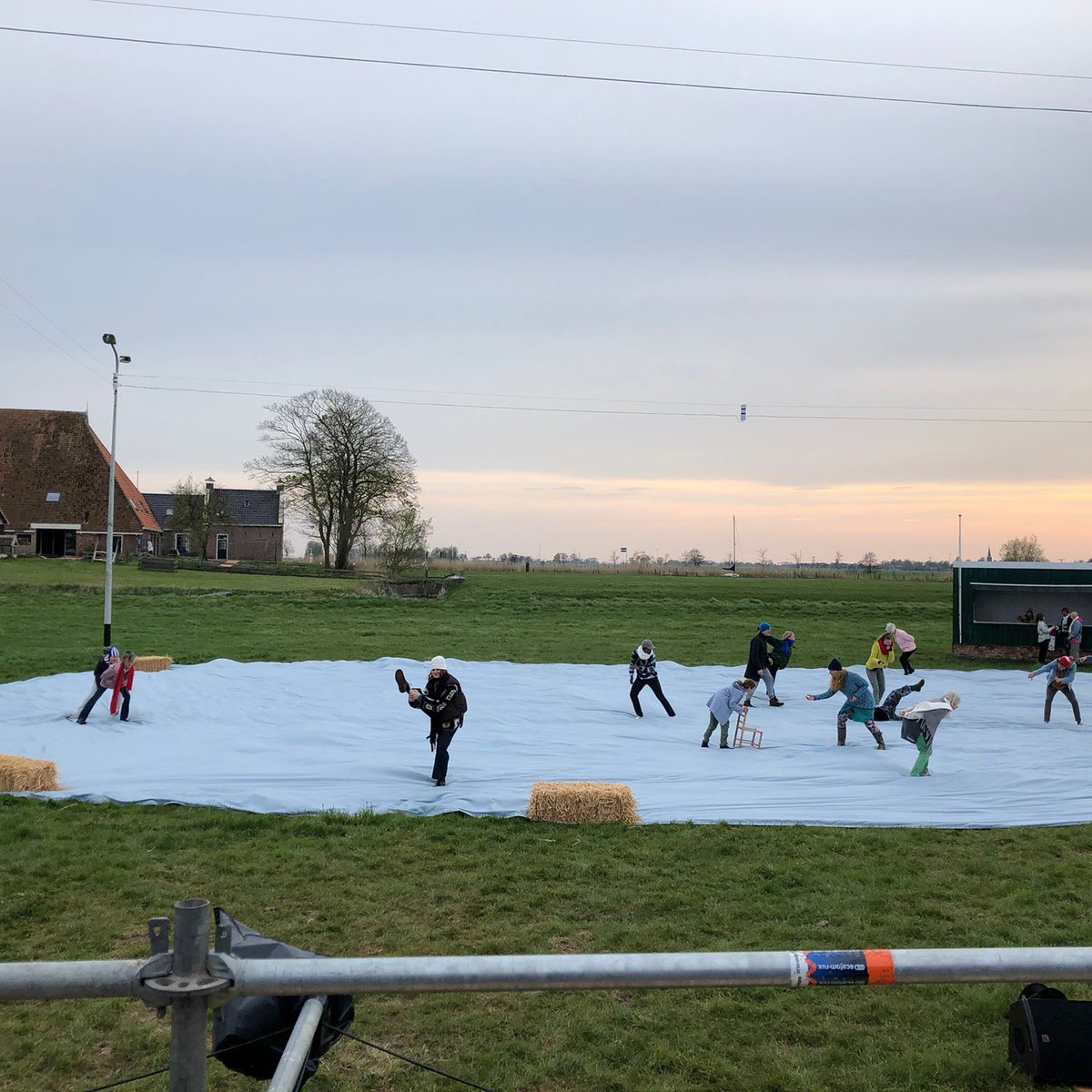 tryater's tweet photo. UNDER WETTER ⛸💧 - ACHTER DE SKERMEN
Alle wiken wurde der grutte stappen makke by de repetysjes fan #UnderWetter. #Spilers, #dûnsers, #muzikanten en #technisy helje der alle dagen mear en mear út. Wat hawwe wy der sin oan! Jimme ek?
@LF2018 @lf2028 @OerolFestival https://t.co/ioLSTdcpk1