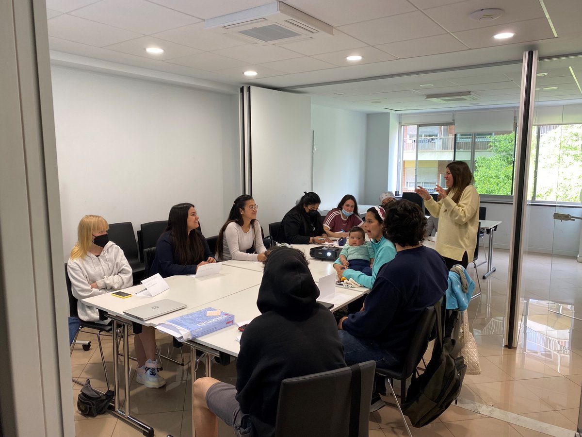 AcciocontraFam's tweet photo. 📲Avui, els participants del programa #Singulars han assistit a una sessió de formació en xarxes socials i marca personal.

👩‍⚕️Singulars és un programa d'orientació per l'ocupació finançat pel SOC. En aquesta edició, els participants obtindran un CP en atenció sociosanitària. https://t.co/HVY8BitBVs