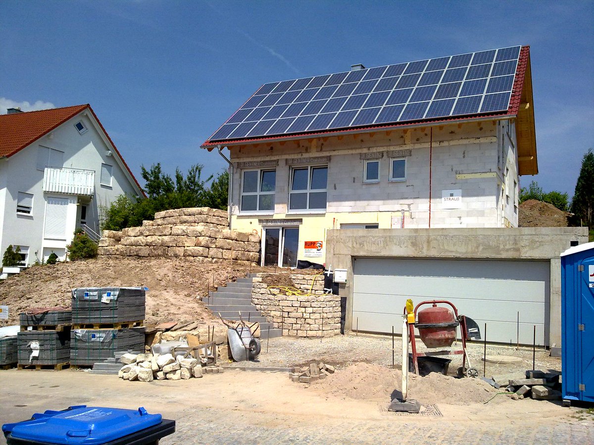 Auf jedes Dach gehört endlich eine Solaranlage, auch im <a href="/landnrw/">Staatskanzlei NRW</a>. Deshalb sind kommunale Förderprogramme wie in Aachen (@PresseamtAachen) und der Städteregion Aachen als Anreiz, private Haushalte mit Zuschüssen zu motivieren, wichtig &amp; richtig. Mehr dazu: lee-nrw.de/presse/mitteil…