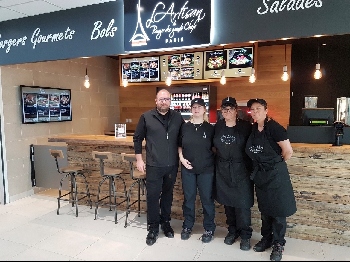 Areas_FR's tweet photo. 🆕 @Areas_FR inaugure de nouvelles marques sur le marché du #TravelRetail !
▶️MADO À PARIS, la meilleure madeleine de Paris🍪
Pour une pause gourmande et premium avec un large choix de douceurs à Paris.
▶️L'Artisan du Burger, le burger gourmet des chefs 🍔sur l’aire du #Manoire https://t.co/RuMGC0J12v