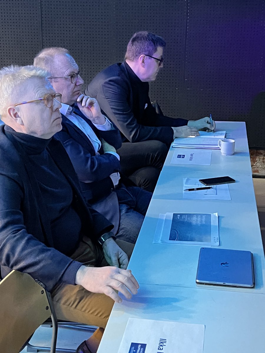K2HAM_'s tweet photo. Vaikuttamisiltapäivässä @VIPK2HAM Tulevaisuustutkija @IlkkaHalava ”Nopea vuosikymmen, hidas päätöksenteko” – paikalla myös @jyrihakamies @Elinkeinoelama @ElorantaJa ja @TapioHuttula https://t.co/ABvx2ntQak