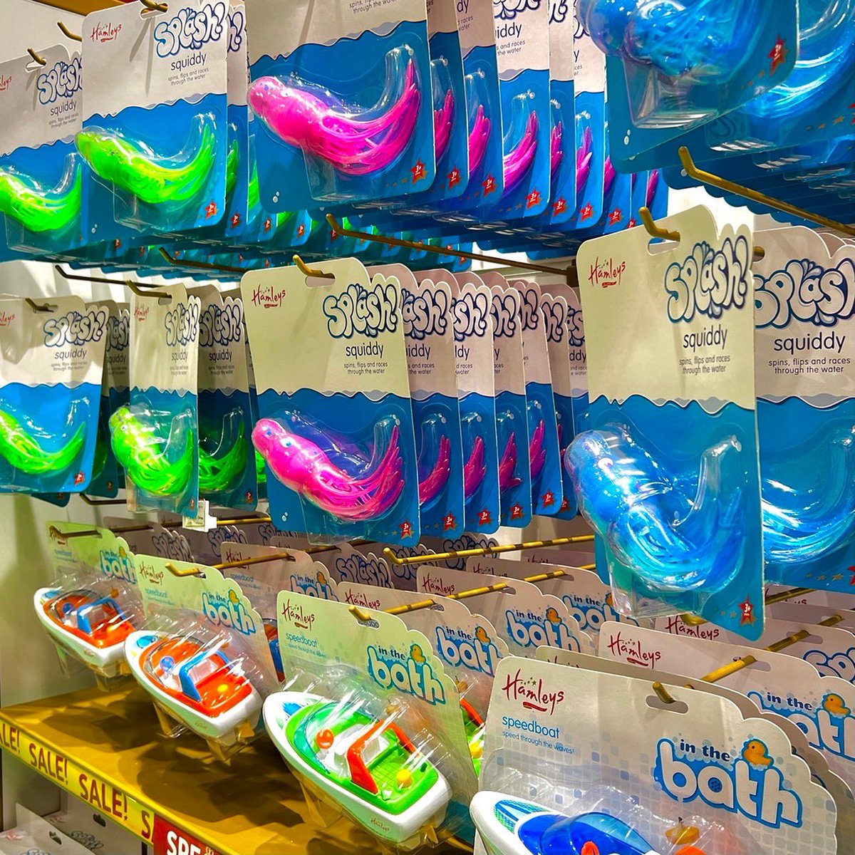 HamleysJp's tweet photo. 【横浜店】

ハムリーズのおふろおもちゃ達🛁🧼✨
ダイナミックな動きのイカ🦑（スクイディ）は、大人も釘付け👀✨

#Hamleys
#ハムリーズ
#おもちゃ https://t.co/nSnbEiKk5W