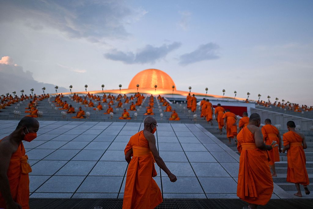 CCTVAsiaPacific's tweet photo. 🇹🇭💡 This aerial photograph shows around 250,000 #lanterns lit up as part of celebrations at the Wat Dhammakaya Buddhist temple in Pathum Thani province, north of #Bangkok, #Thailand.
🇹🇭💡 #泰国 #曼谷,#法身寺 点亮25万盏灯笼,璀璨夺目。
Pics via CFP https://t.co/1RfJOcy58A
