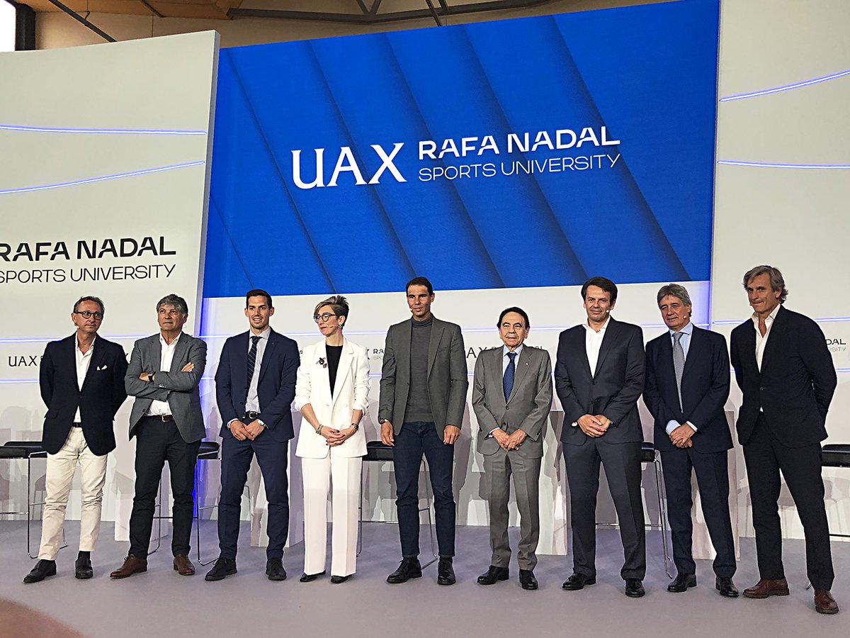Concluye la presentación de la #UAXRafaNadalSportsUniversity en el campus de #VillanuevaDeLaCañada. El acto ha contado con la presencia del tenista, su familia y parte de su equipo. También con representantes de 
<a href="/Telefonica_En/">Telefónica</a>, <a href="/bancosantander/">Santander</a> y <a href="/quironsalud/">quirónsalud</a>.
#periodismolocal
