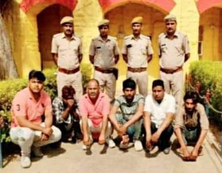 javedkhan586's tweet photo. माननीय मुख्यमंत्री @mlkhattar जी
@cmohry @zoo_bear @sakshijoshii
गौरक्षको की सम्पति की जांच कराई जाए इनके पास इतना पैसा कहा से आ रहा है, जांच में साफ हो जायेगा गोरक्षक का चोला ओढ़े लोग गौतस्करी में शामिल है 

#गौरक्षक_ही_गौतस्कर_हैं https://t.co/EAch0oyPJq