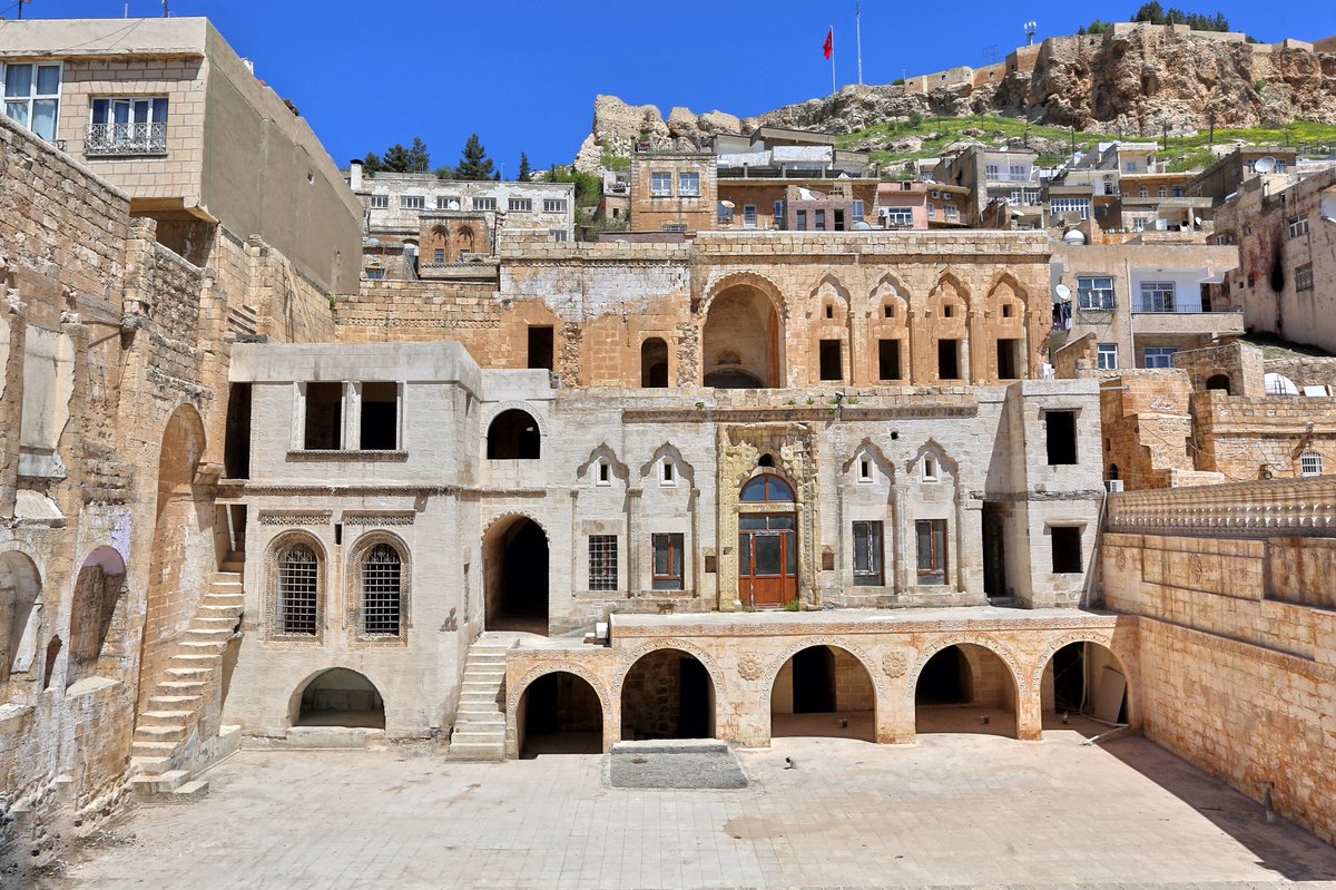 5. #MardinBienali mekanlarını yakından tanıyalım.

#AlmanKarargahı  Birinci Dünya Savaşı'nda Osmanlı İmparatorluğu ile ittifak yapan Almanların karargah olarak kullandığı İskender Atamyan Konağı, Mardin konaklarına benzer bir yapıya sahip ve 19. yüzyıla ait.