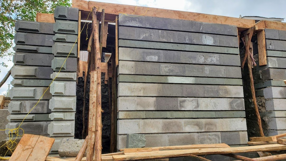 ArchitectureKE's tweet photo. Our masons are literally carving this house out of stone, by hand. We cannot wait to see the eventual outcome of this handwork. #ArchitectureKE https://t.co/cKwCmC24oT