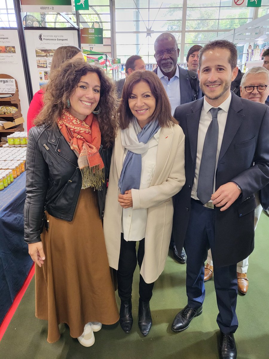 #FoireDeParis... c'est Re-Party 🥳
Un grand merci à Mme <a href="/Anne_Hidalgo/">Anne Hidalgo</a>, Maire de Paris et M. <a href="/StevenAbajoli/">Steven Abajoli</a>, Directeur de la <a href="/foiredeparis/">Foire de Paris</a>, pour nous avoir fait l'honneur de rendre visite à notre Espace #Italie dans le Hall 4, lors de l'inauguration officielle