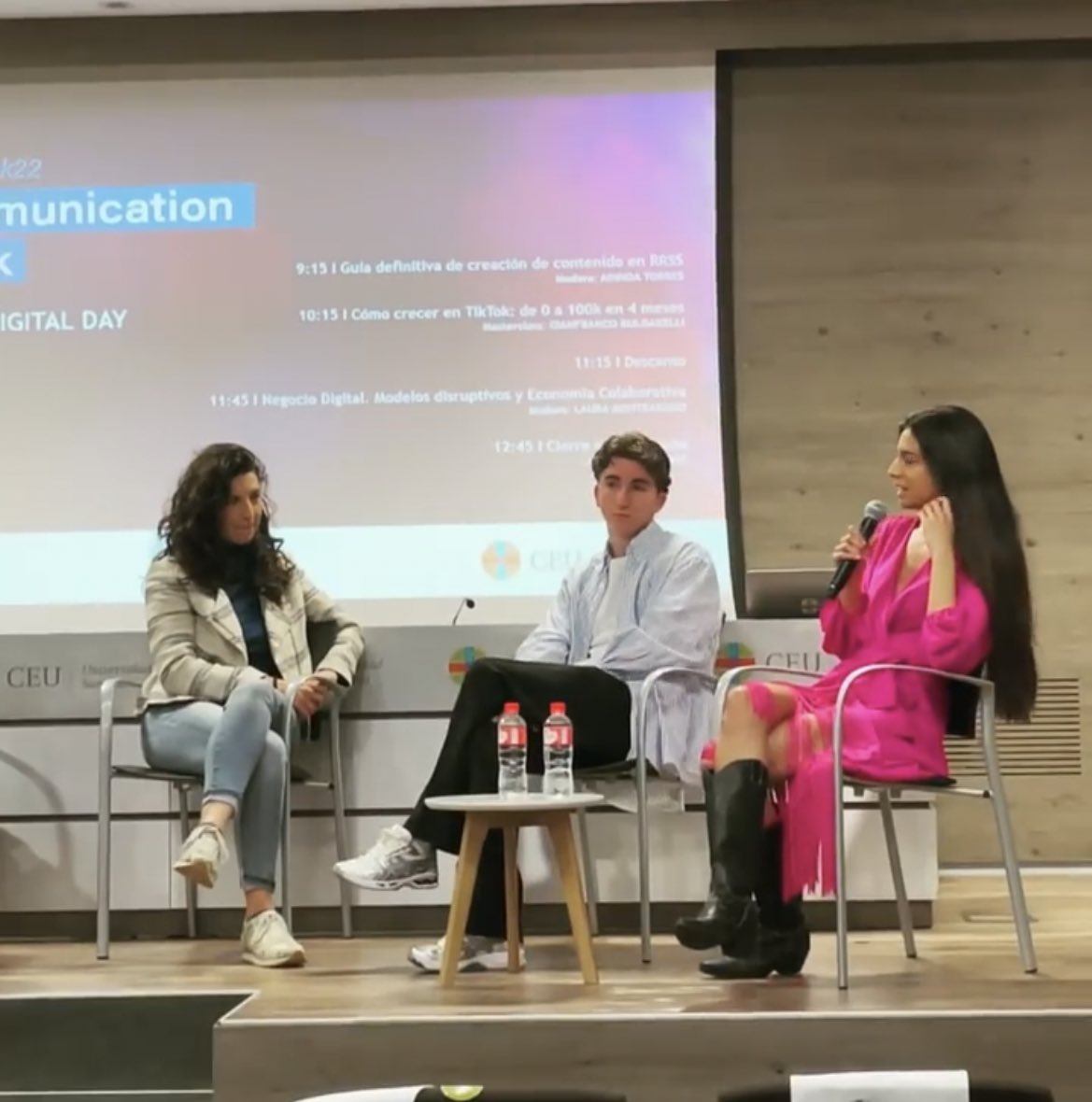 sofiasalazar02's tweet photo. El #CEU organizando estas charlas siempre es lo más 🔝 
Definitivamente ayuda mucho a los estudiantes a entender mejor la vida laboral ✨✨
#comweek2022 https://t.co/1k7eg4vo1M