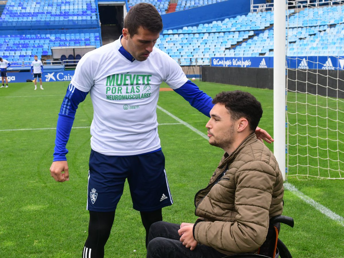 RealZaragoza's tweet photo. 👨‍🦽 Víctor es un zaragocista que padece una enfermedad neuromuscular. Esta mañana ha charlado con Alberto Zapater y se ha fotografiado con el equipo. 💙🤍

Nos sumamos a @AsemAragon para dar visibilidad a estas enfermedades. 💪

#MuévetePorLasNeuromusculares
@FederacionAsem https://t.co/ln2j51Tmdf