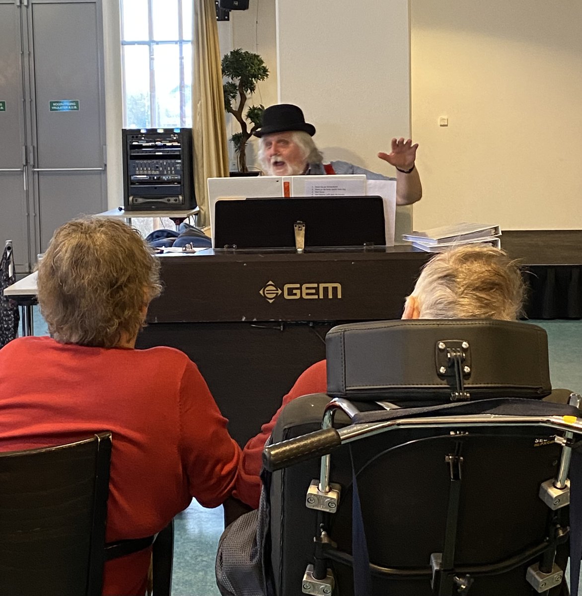 De bewoners van Hanzeborg staan op 9 juli op het podium in de Kubus. We zoeken nog muzikanten. Wil jij de bewoners van Hanzeborg het concert van hun leven geven? 👉 info@dekubuslelystad.nl
#muziekmakenpolder #Kubus #WoonzorgFlevoland #Lelystad #ouderen #muzikanten #concert