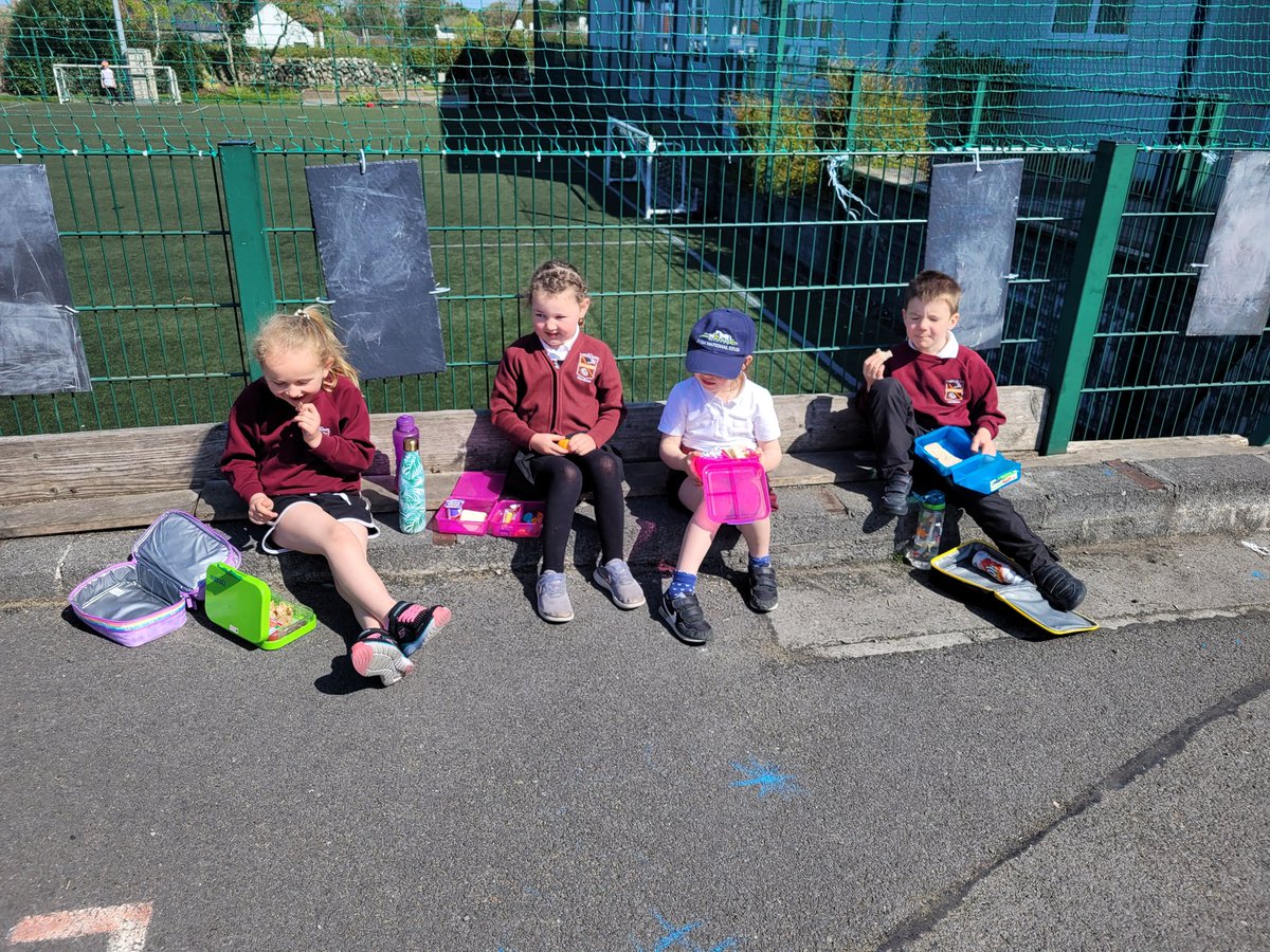 MsJoycesClass's tweet photo. Beautiful day for lunch outside today ☀️ @kinvarans https://t.co/1ec7VYbYZx