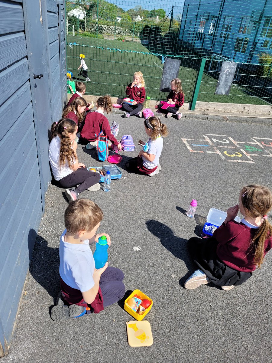 MsJoycesClass's tweet photo. Beautiful day for lunch outside today ☀️ @kinvarans https://t.co/1ec7VYbYZx
