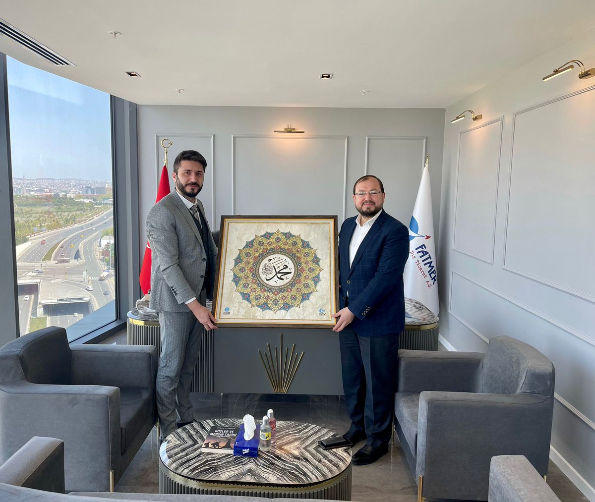 AGDSalihTURHAN's tweet photo. Üniversite çalışmalarında beraber çalıştığımız, Ankara eski üniversite başkanı Kadim dostum M. Fatih Öztoprak Bey'e yeni açılan ofisinde hayırlı olsun ziyaretinde bulunduk. 

Hayırlı olsun. Bereketli kazançlar dilerim. https://t.co/I7pgMNL6IT
