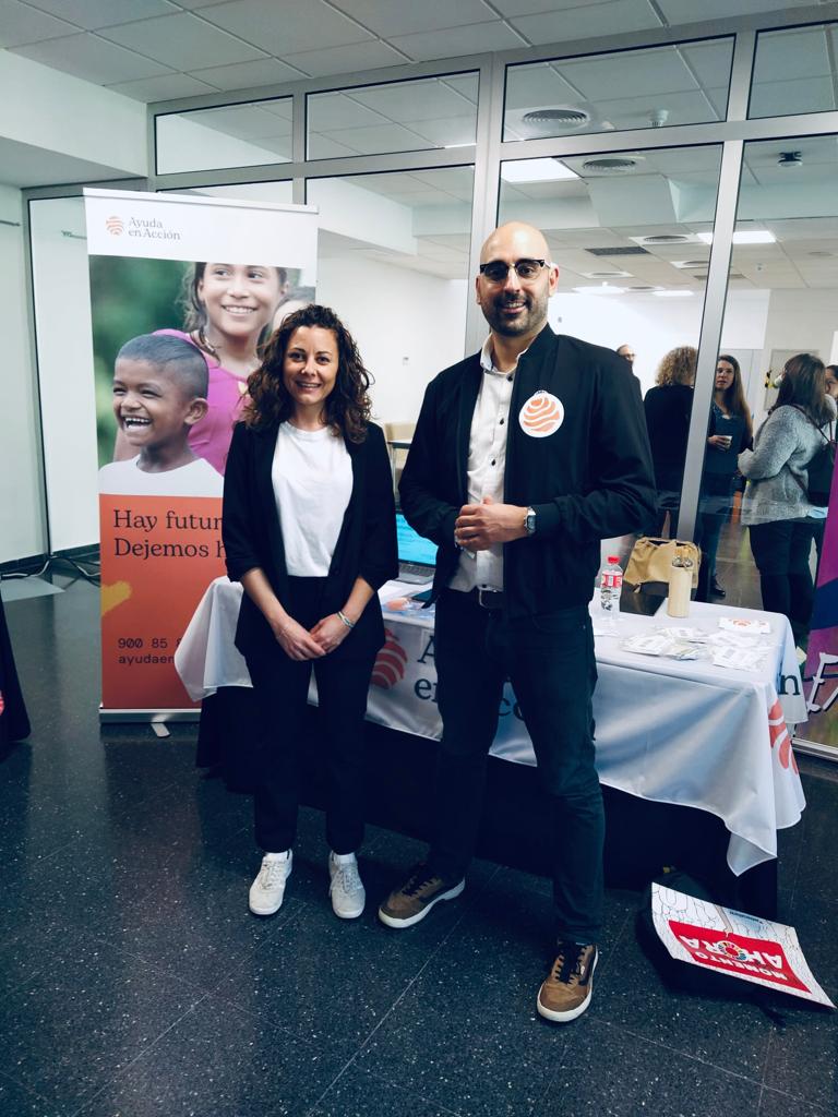 ayudaenaccion's tweet photo. Un honor que @ja_calle, director de @AEXCID_, pase por nuestro stand informativo en Cáceres, en el que durante toda la jornada daremos información sobre nuestro trabajo al alumnado de @infouex. https://t.co/ggfAEIuEq3