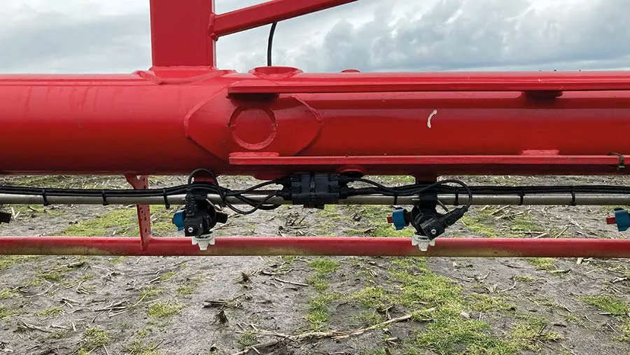 BBLeap_NL's tweet photo. Ook de engelse pers weet ons ondertussen te vinden. Lees hier wat #FarmersWeekly over ons schrijft 👉 https://t.co/hOUByAJP4F  #FarmingOnPlantLevel #PWM #LeapBox #LeapFarmers https://t.co/D3yRshWuZR