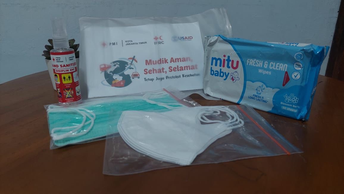 Centang biru penyebar hoax begini enaknya diapain? Dia ga hadir di lokasi, dia ga lihat apa yg dibagi, bisa-bisanya bilang kaos. Biar lurus : yang dibagikan itu perangkat prokes, masker, hand sanitizer, dll. 

Mas <a href="/elonmusk/">Elon Musk</a> perlu cabut centang biru penyebar hoax begini.