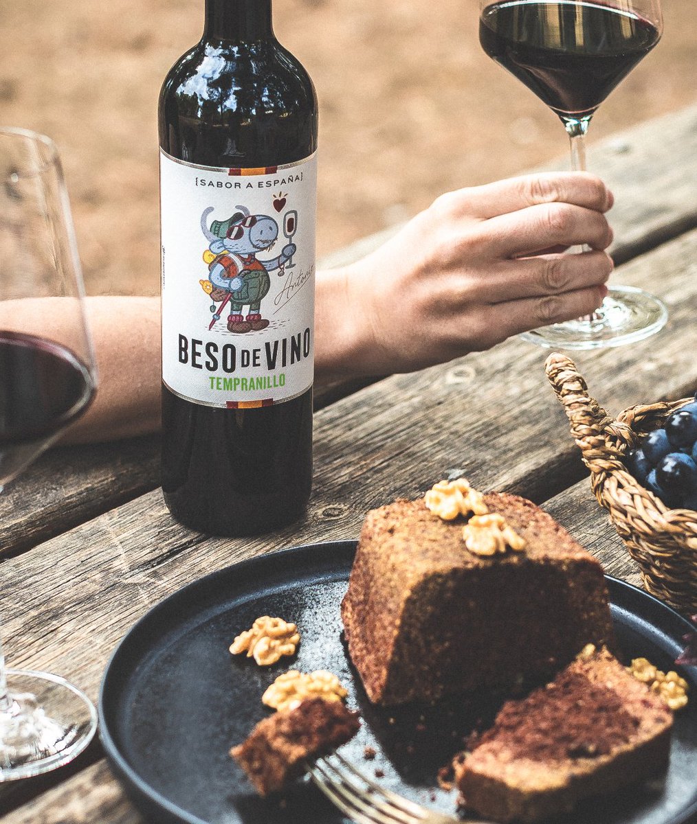 GrandesVinos_CA's tweet photo. 🇪🇸 Un día de pícnic se disfruta más si lo riegas con un vino ecológico, como nuestro Beso de Vino tempranillo. Lo tienes disponible en https://t.co/iPD3GpqJel
.
#BesoDeVino ⁠#ElVinoDeLasPiedras #Cariñena #VinoLovers #WineLovers #DOcariñena #LoQueVesEs @aragonalimentos https://t.co/dmabCzu45a