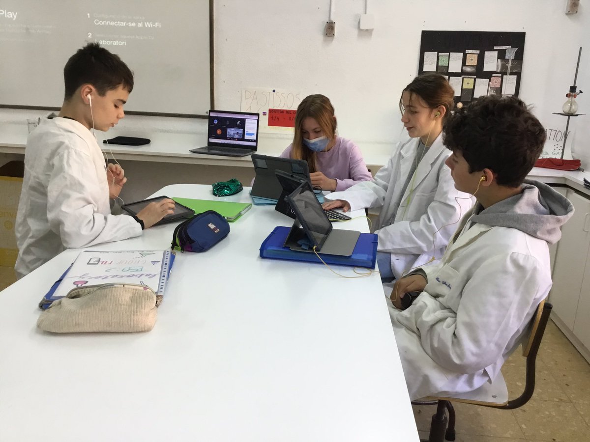 mireiamolera's tweet photo. Aquesta setmana hem començat la III Fira virtual de Recerca científica a l'ESO. Els i les alumnes de les escoles Nou Patufet, Solc i @escolasadako, associades a la Fundació Tr@ms, realitzaran uns reptes i dissenys científics #FiraCiènciaTrams. Dimarts vam fer la primera connexió. https://t.co/yhrqteDDbq