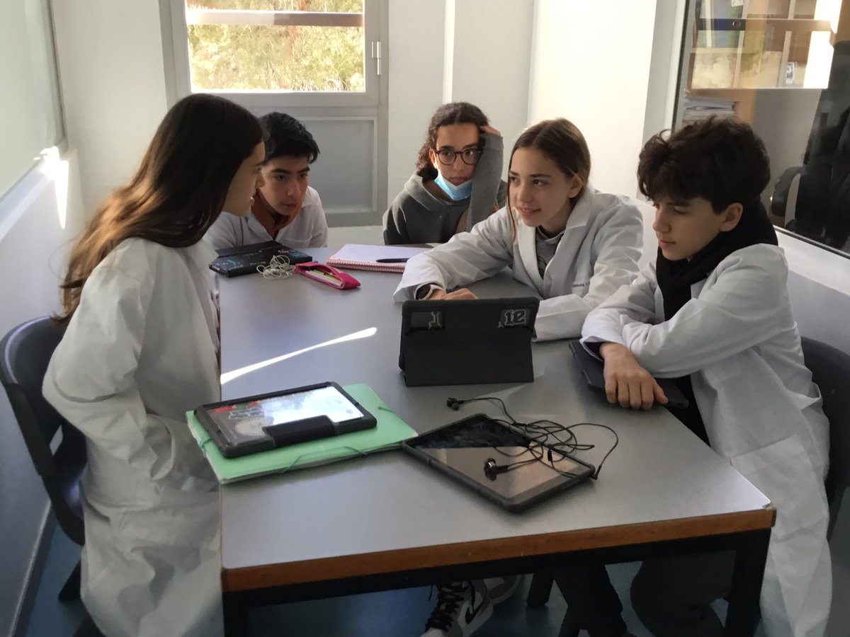 mireiamolera's tweet photo. Aquesta setmana hem començat la III Fira virtual de Recerca científica a l'ESO. Els i les alumnes de les escoles Nou Patufet, Solc i @escolasadako, associades a la Fundació Tr@ms, realitzaran uns reptes i dissenys científics #FiraCiènciaTrams. Dimarts vam fer la primera connexió. https://t.co/yhrqteDDbq