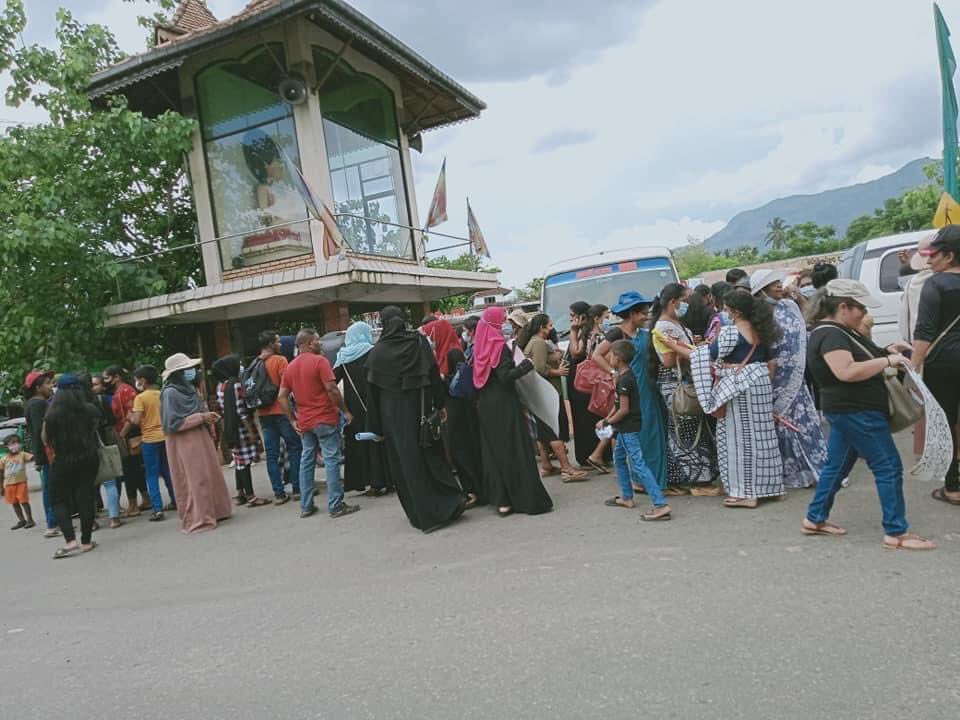 MDWLiveTamil's tweet photo. #Srilanka இலங்கையில் அரசாங்கத்தை பதவி விலகக் கோரி இன்று நாடளாவிய ரீதியில் இடம்பெறும் தொழிற்சங்க  நடவடிக்கைகளின் காட்சிகளே இவை. #LKA #EconomicCrisis https://t.co/QtALzCu7Pa