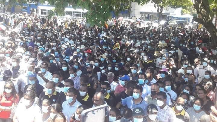 MDWLiveTamil's tweet photo. #Srilanka இலங்கையில் அரசாங்கத்தை பதவி விலகக் கோரி இன்று நாடளாவிய ரீதியில் இடம்பெறும் தொழிற்சங்க  நடவடிக்கைகளின் காட்சிகளே இவை. #LKA #EconomicCrisis https://t.co/QtALzCu7Pa