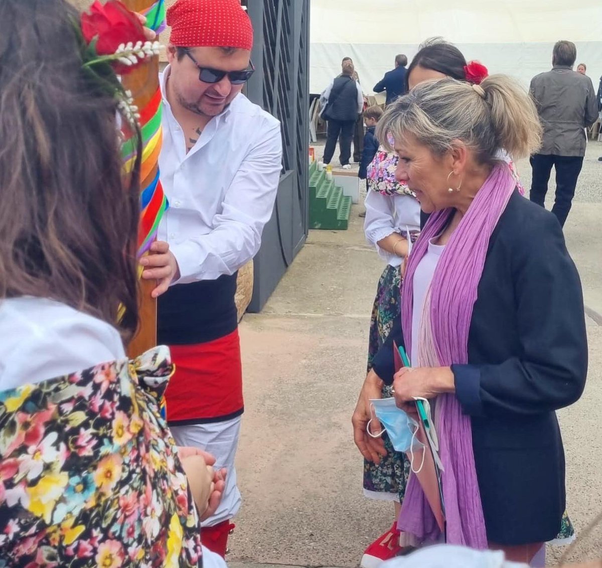gitanescervera's tweet photo. Mireu qui ens va aguantar el pal a Vila-sana! LA GRAN I INCOMPARABLE MARI PAU HUGUET 😍😍😍

Com va dir el nostre Estaquirot 👇👇👇
"Balleu, doncs, ben altives
i lligueu-me el pal ben dret:
en honor de les forces vives
i de la Mari Pau Huguet!" https://t.co/22T1zQQ4Aq