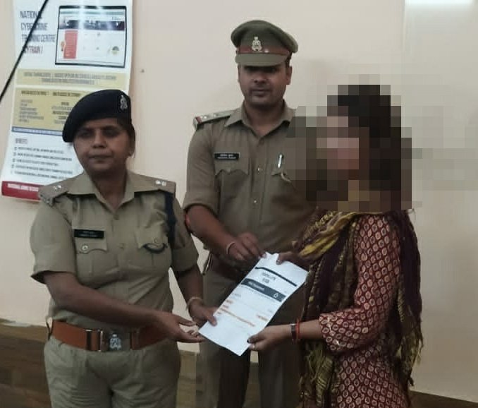 Etahpolice's tweet photo. एटा~ साइबर सैल एटा द्वारा ऑनलाइन ठगी का शिकार हुई थाना कोतवाली नगर निवासी पीड़िता के खाते में वापस करायी गयी ₹76700 की शत प्रतिशत धनराशि। अपने पैसे वापस पाकर पीड़िता ने एटा पुलिस का धन्यवाद करते हुए भूरि-भूरि प्रशंसा की। https://t.co/HGGj9Ncju1