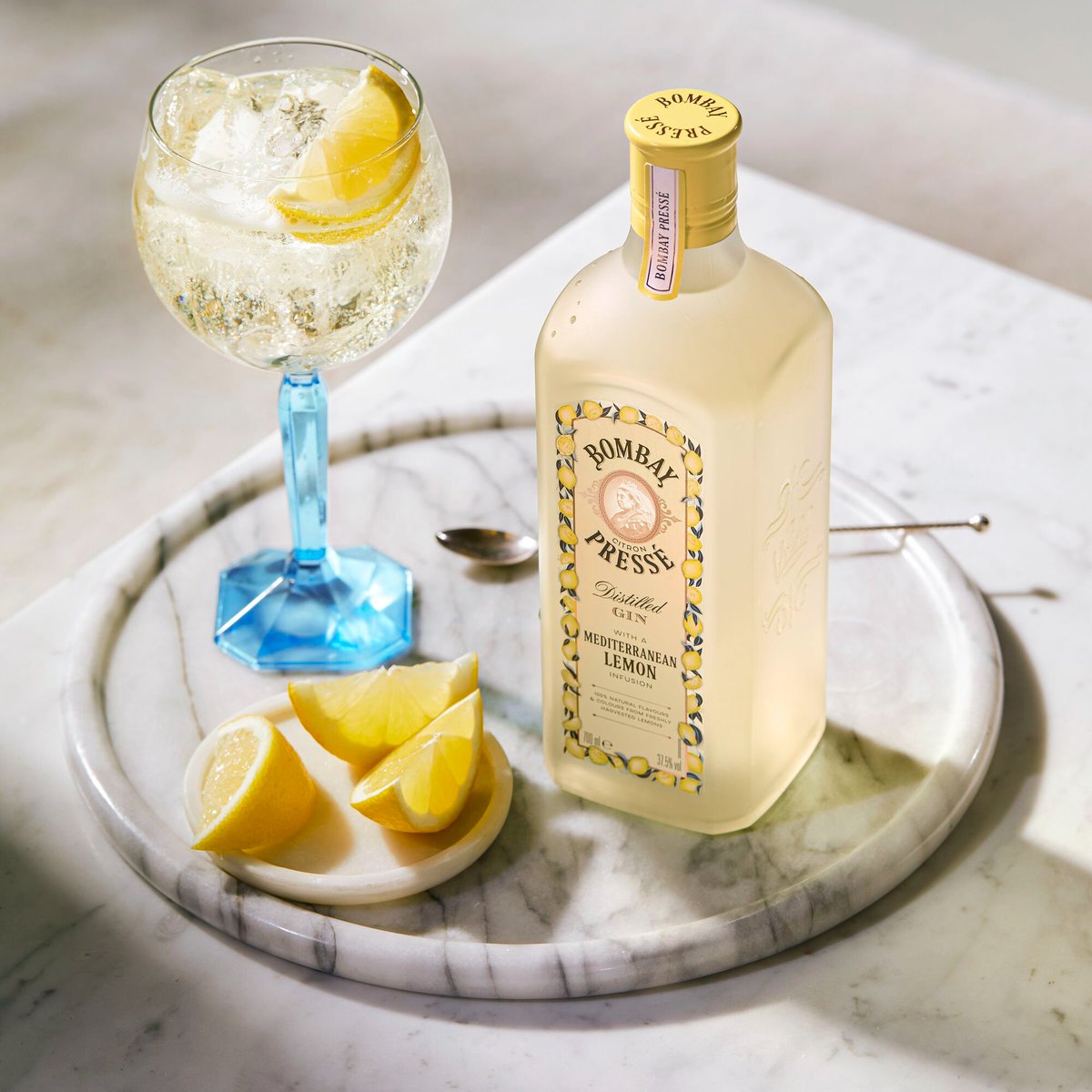 BombaySapphire's tweet image. Introducing Bombay Citron Pressé - our new gin inspired by the flavours of the classic Tom Collins cocktail. Bursting with the natural flavours of bright, zesty lemon, it's easy to mix and inspires creative twists on classic cocktails. ​​

Get yours @AmazonUK 

#BombayPressé