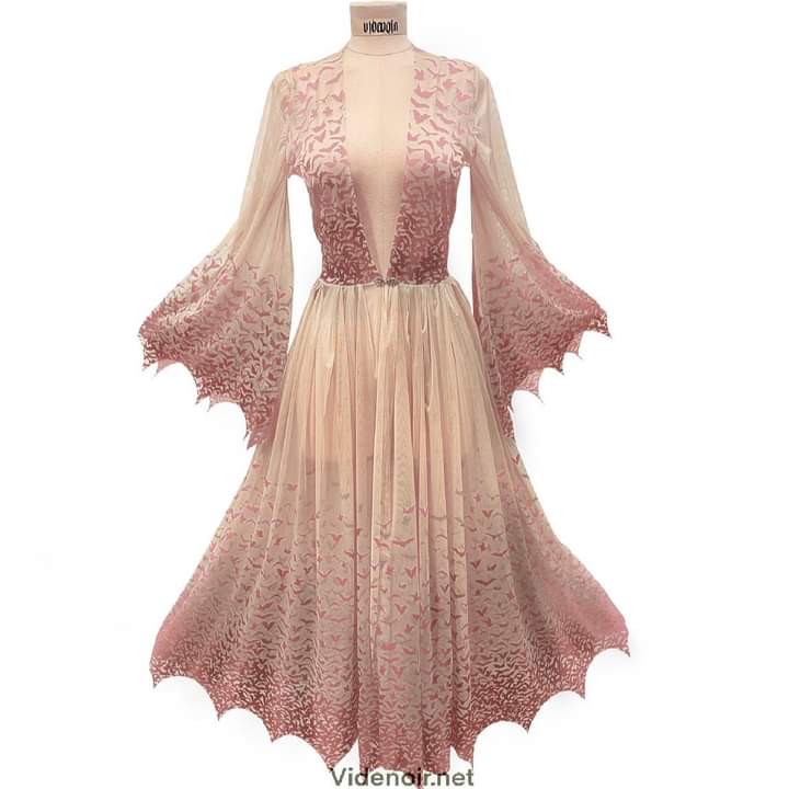 VixenOfDarkness's tweet image. She may or may not have found a new dress