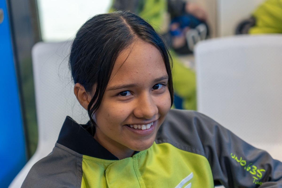 Elysaez's tweet photo. ¡Qué fantástico momento para celebrar el #diamundialdelarisa😄! Ahora que ya no es necesario llevar mascarilla en interiores es el momento de volver a mostrar al mundo nuestras preciosas sonrisas. Y se ven así de bien 😍 #venavolar #volandovoy #risas #SonrisasSanas #ilovefly #fly https://t.co/mbMJQOi27C