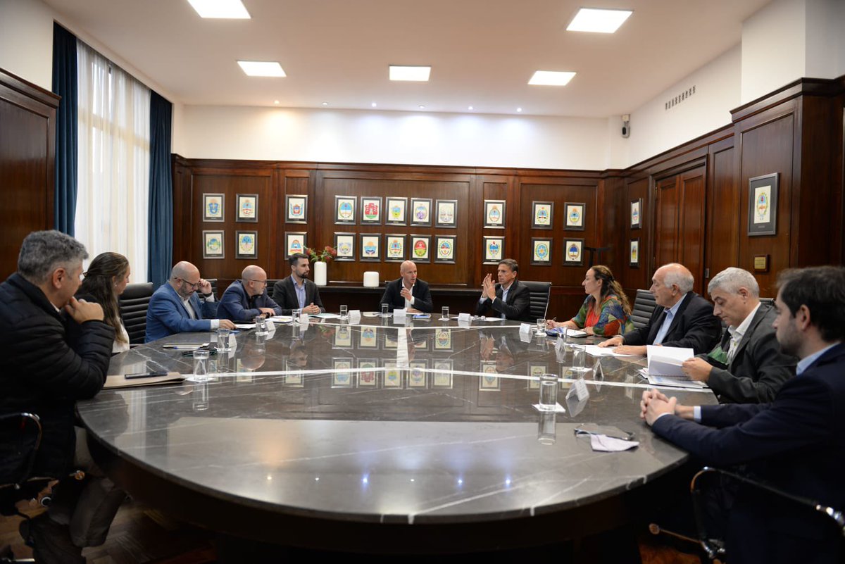 GuilleMerediz's tweet photo. En @produccion_arg, nos reunimos con representantes del Centro de Empresas Procesadoras Avícolas (CEPA), el @BancoNacion y @AgriculturaAR. Vamos a seguir trabajando juntos para que las PyMEs del sector inviertan, crezcan y sigan generando empleo de calidad en todo el país 🇦🇷 https://t.co/7rVY70nLHg