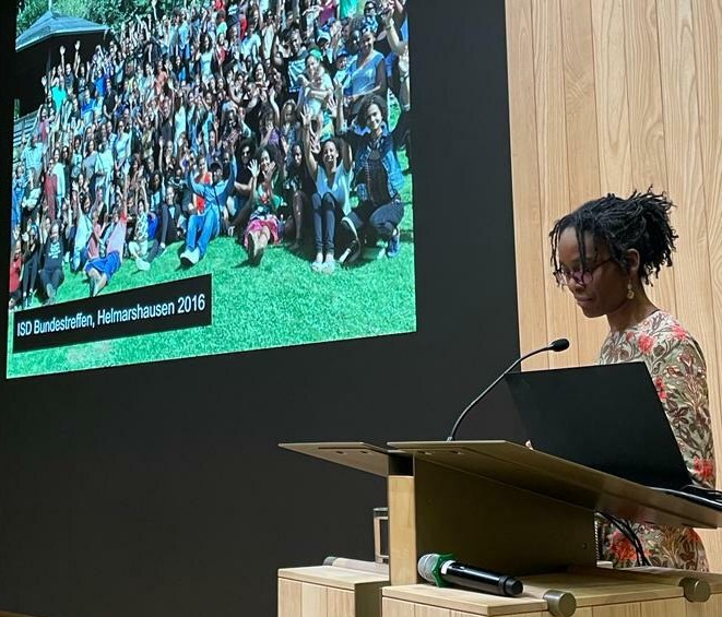 Missed <a href="/SharonDoduaOtoo/">Ms. Otoo is not here anymore.</a>'s brilliant Schroeder Lecture "In Search of Resonance: On Black German Literature and Literary Criticism" or want to re-watch? 

We are thrilled to have a recording up (with captions) on our website!) 

mmll.cam.ac.uk/german/researc…