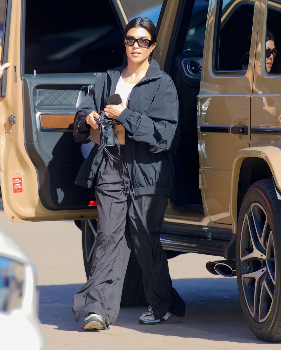 KourtDailyCom's tweet photo. Kourtney Kardashian Out In Malibu https://t.co/HPDXgMbuGH @kourtneykardash https://t.co/tNm4lLgUGU