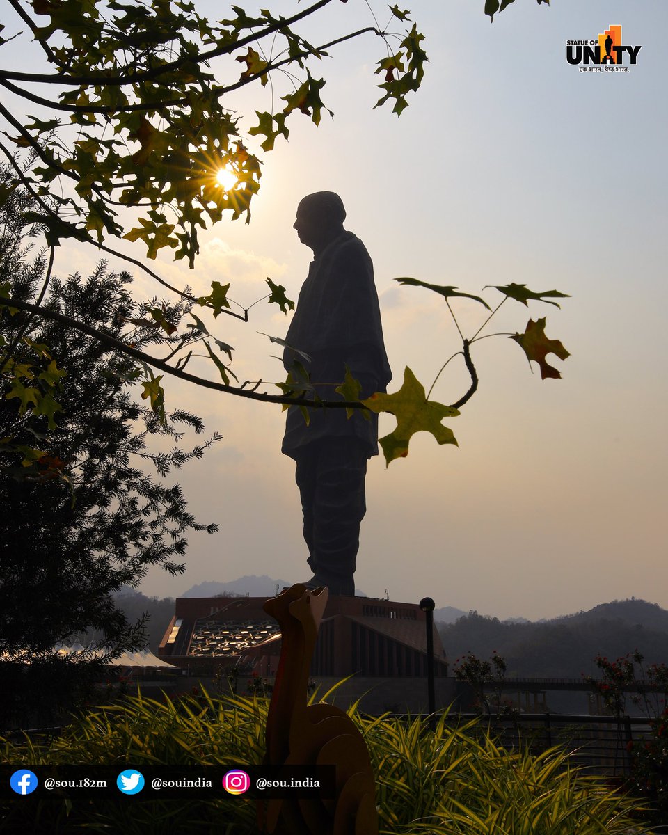 souindia's tweet photo. The magnificence of the 182 mts tall Statue of Unity is multiplied by the green &amp; hilly environs of Ekta Nagar. The engineering brilliance of the world's tallest statue envisioned by Hon @PMOIndia is a sight to behold especially during sunrise or sunset. https://t.co/MdiINNhYIF