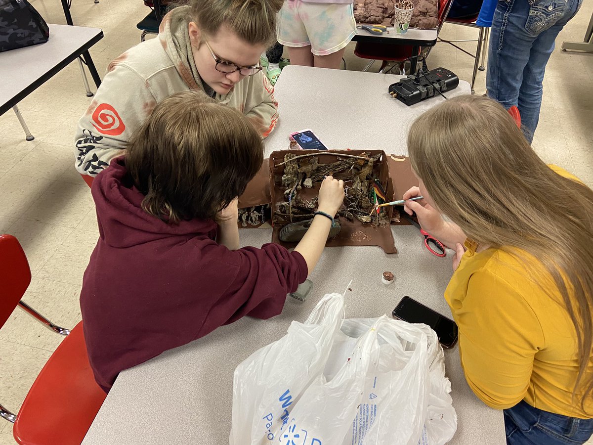 CoachGodsey76's tweet image. American History students are working  hard on their WW1 projects. Very proud of the time, effort, and commitment these students have dedicated in class. #WolvesAtWork #AcademicExcellence #AmericanHistory 🐺⤴️ @BrianMoler @DrSooter @ReedsSpringHS