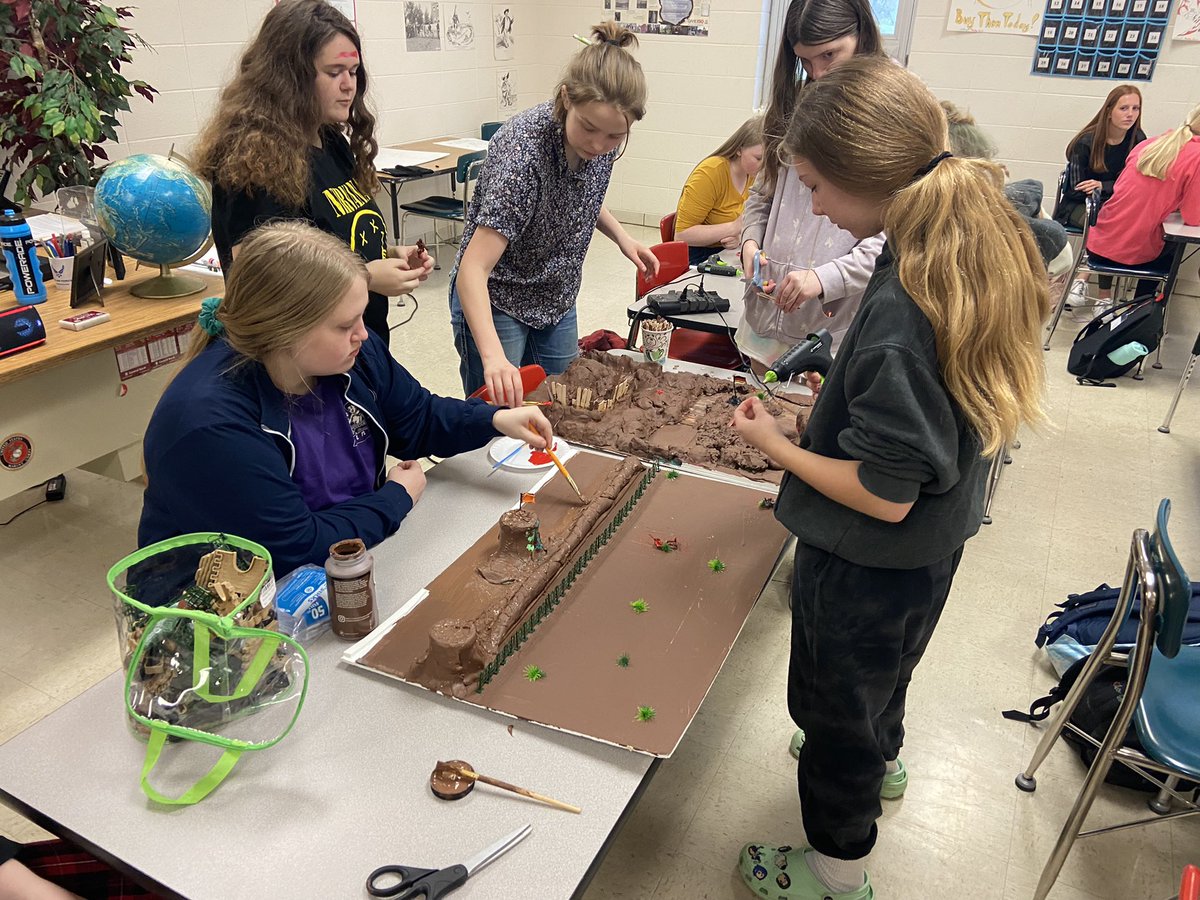 CoachGodsey76's tweet image. American History students are working  hard on their WW1 projects. Very proud of the time, effort, and commitment these students have dedicated in class. #WolvesAtWork #AcademicExcellence #AmericanHistory 🐺⤴️ @BrianMoler @DrSooter @ReedsSpringHS