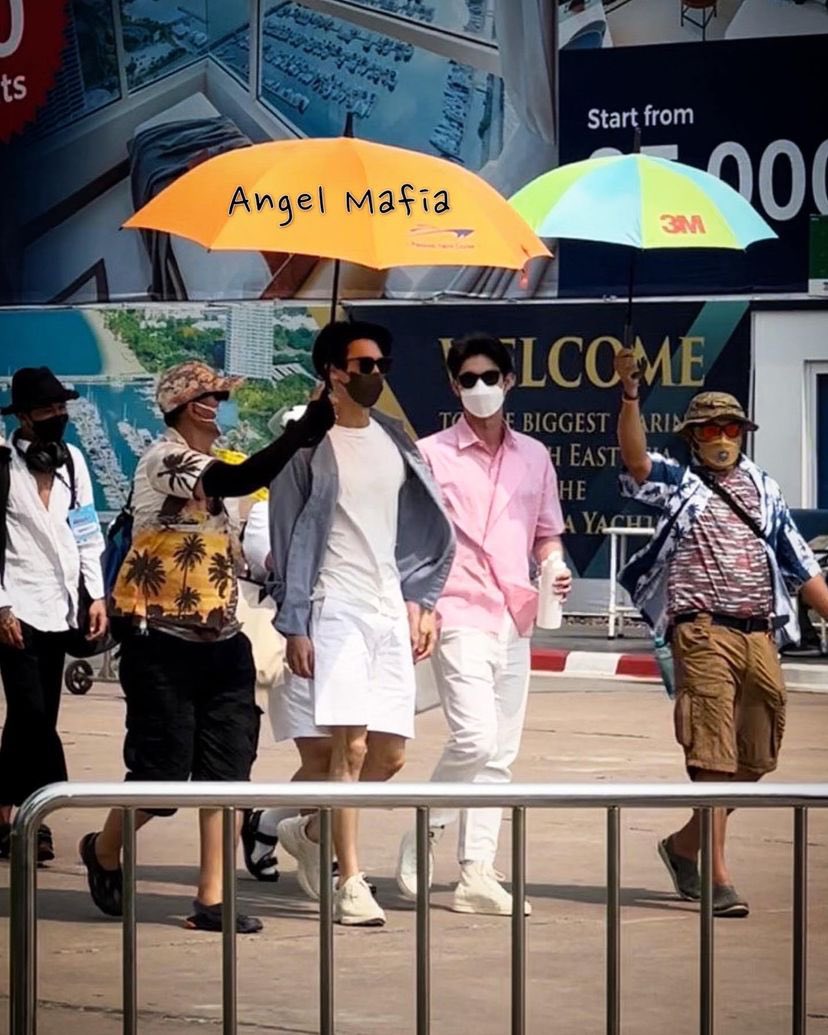 salaleyoo__'s tweet photo. help bapaknya payungin siapa😂😭😭😭

#ไบร์ทวิน https://t.co/9tvf4SoLWI