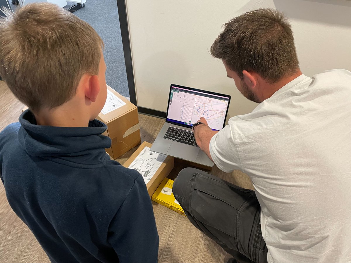 Nunav_'s tweet photo. “Ich möchte irgendwann mal in der IT, als Architekt oder als Ingenieur arbeiten!” - heute am #Zukunftstag dürfen wir auch den Jüngsten mal einen Einblick in die #Softwareentwicklung bei #Graphmasters geben! 🎒✏️ 🍎 https://t.co/1DzEB2xFrJ