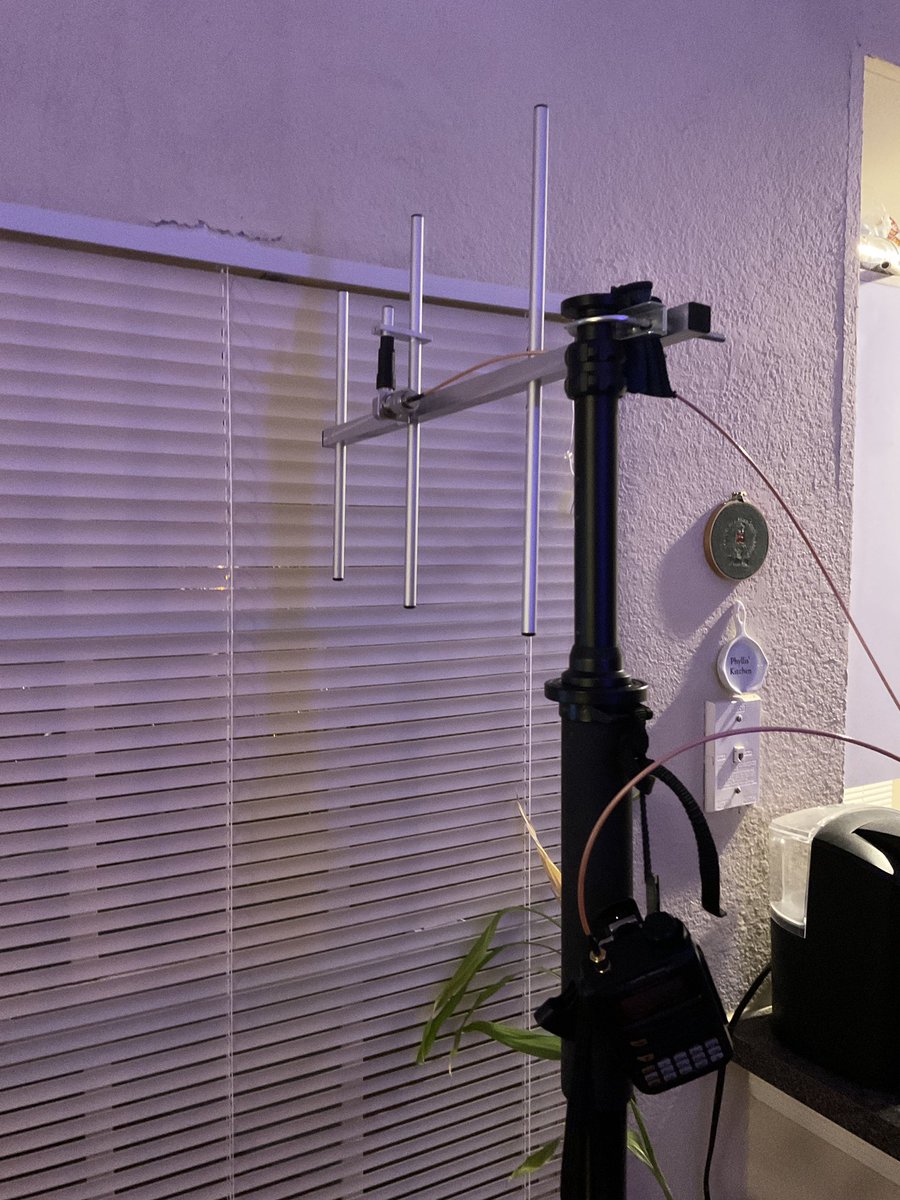Ursinho_us's tweet photo. Had trouble hitting downtown repeaters from my faraday cage apartment. This little 3 element yagi for 70cm pointed out the window solved the problem. #hamradio #sarnet #eastcoastrepeater #ihatehoas https://t.co/tLCYjJtPd8