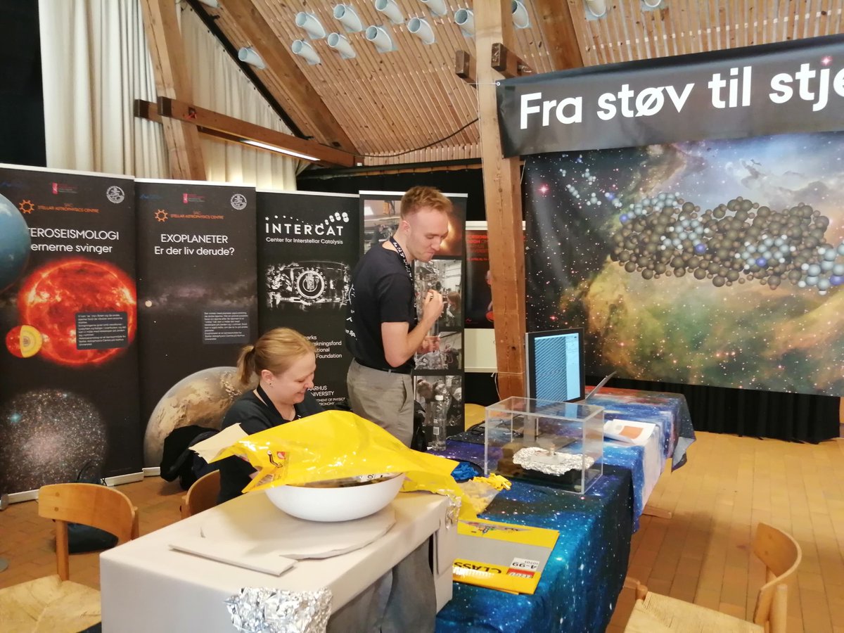HopkinsonAlfie's tweet photo. Showing off InterCat research at the festival of research here at Aarhus university! @AIntercat @AarhusUni_int @forskdk @GrundforskFond 
#scicomm #forskningensdøgn #astrochemistry https://t.co/kZ7Kx7jema