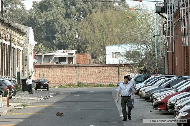 LARRETA 🤝 CLARÍN

¿Sabías que Clarín bloqueó una calle de Barracas y construyó un muro de 4 metros de alto para cercar su planta de impresión?

¿Sabías que desde hace 7 años la Justicia le ordena a Larreta que lo derribe y la Ciudad siempre se niega a hacerlo?