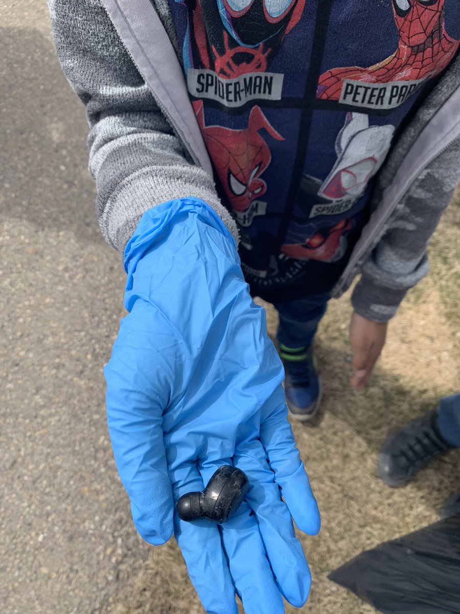 MrsChen_CCS's tweet photo. We used our #WalkingWednesday to clean up our community this week. Students really went for it as they crouched through bushes and dodged between trees. Here are some treasures we found along the way! #EarthDay #communitycleanup @rvsed @CrossingCooper https://t.co/PoWuw8KOCS