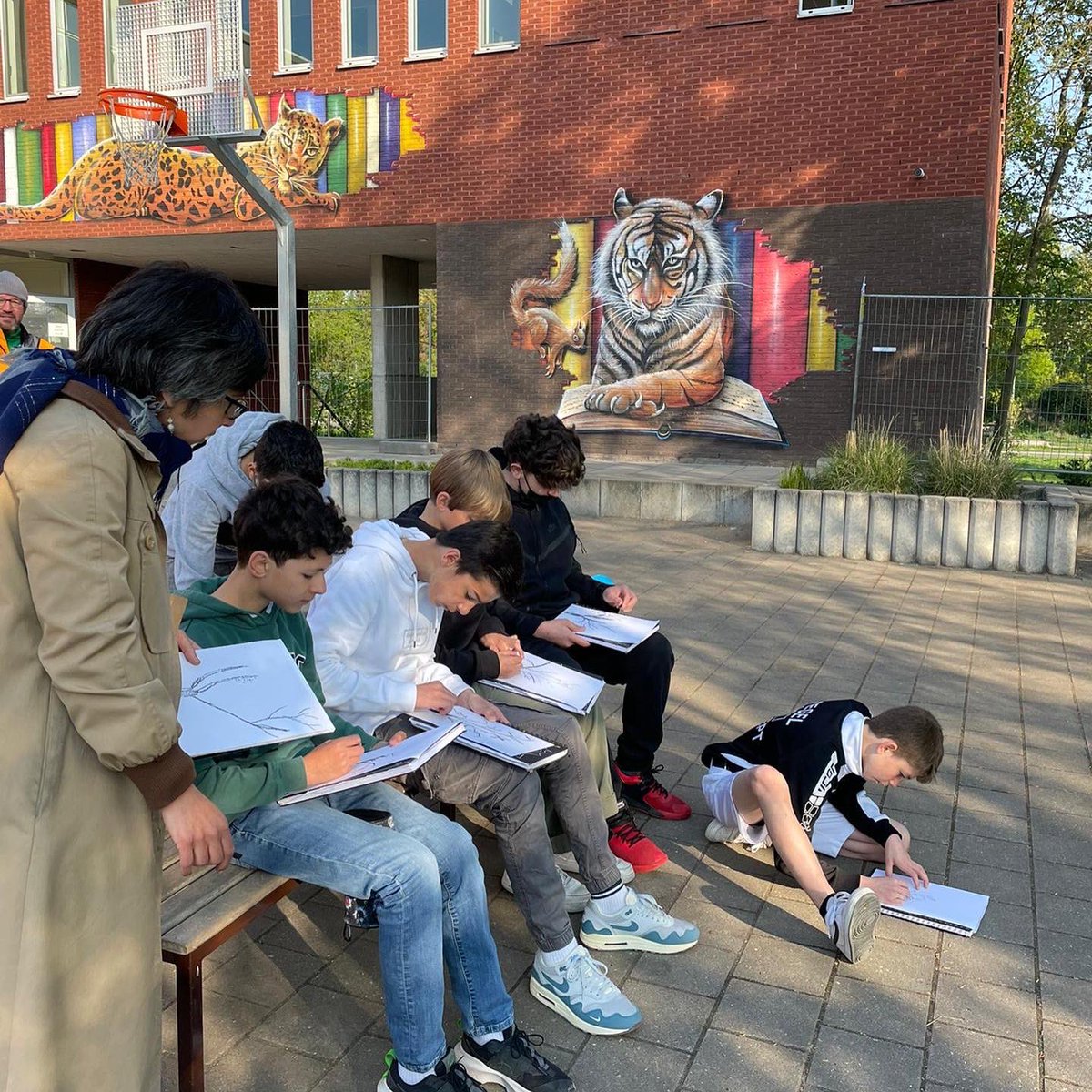 KATervuren's tweet photo. Zon en frisse lucht zorgen voor extra energie én creativiteit vandaag! ☀️ Lessen crea op de speelplaats! #Buitenlesdag #buitenlesdag2022 #HelemaalGO #GOleert #tervuren https://t.co/svlfnGEpbm